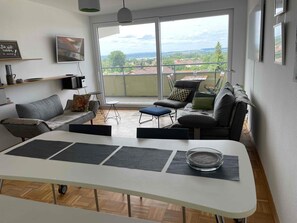 TV, ping pong - Apartment 'Guck Zum Bodensee' with Lake View, Balcony and Wi-Fi (Uhldingen-Mühlhofen)