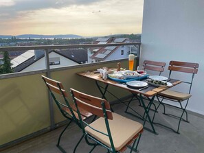 Outdoor dining - Apartment 'Guck Zum Bodensee' with Lake View, Balcony and Wi-Fi (Uhldingen-Mühlhofen)