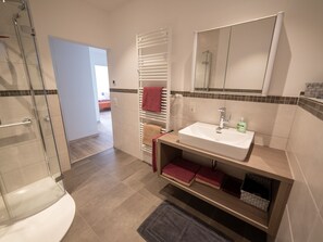 Chuveiro, secador de cabelo, toalhas de banho 