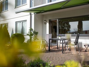 Outdoor dining - Apartment 'Pusteblume' with Private Terrace and Wi-Fi (Kappelrodeck)