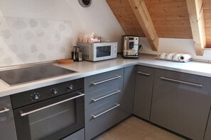 Kylskåp, mikrovågsugn, ugn och spishäll