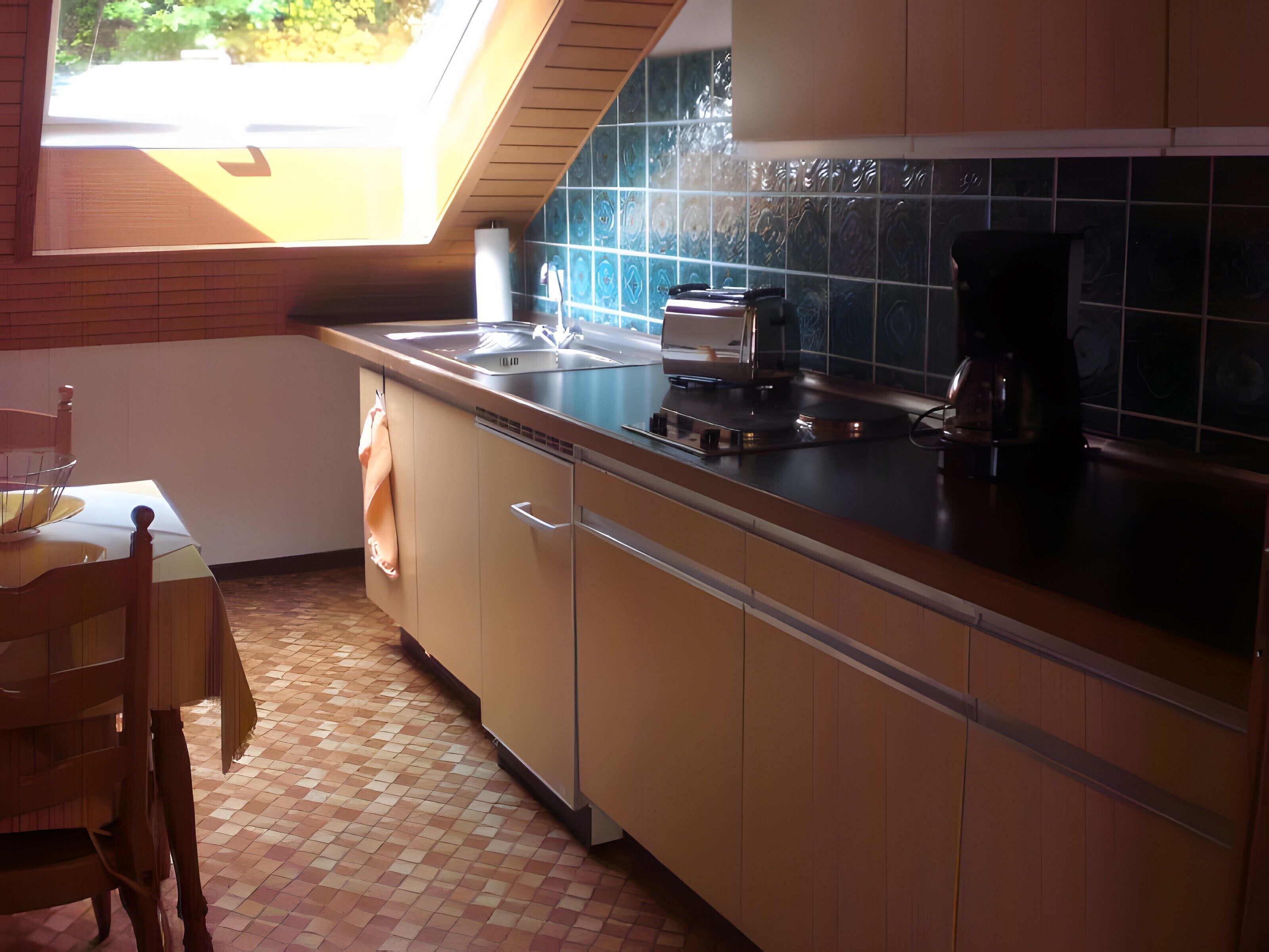 Wasserkocher mit Kaffee-/Teezubehör, Kühlschrank, Mikrowelle, Herdplatte