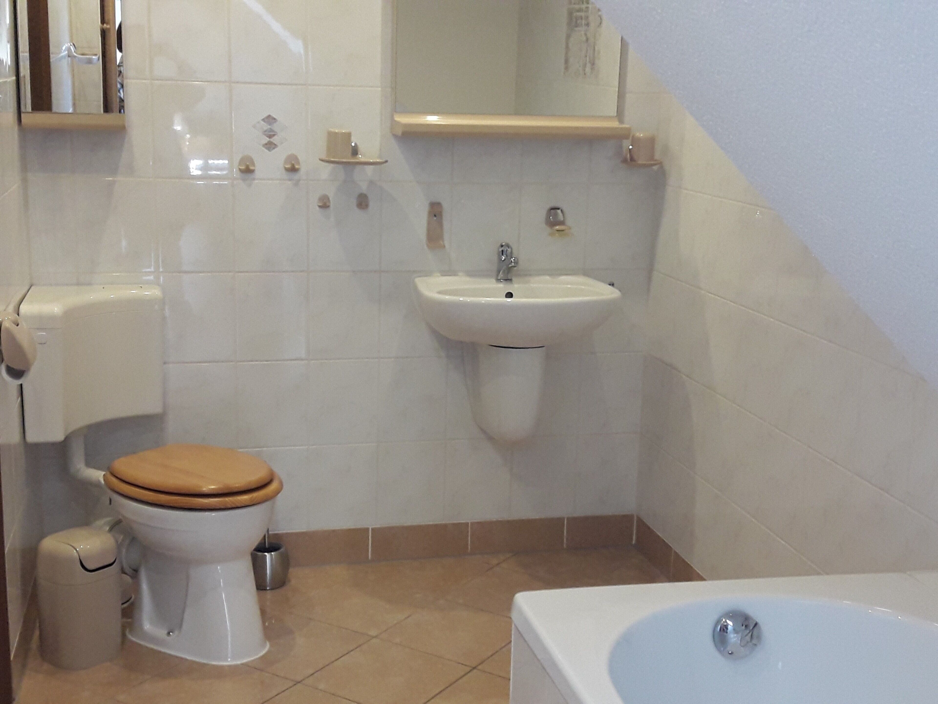 Un baño con inodoro, lavabo y bañera.