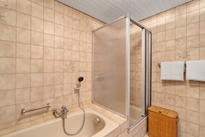 Dusche, Haartrockner, Handtücher