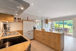 Fridge, microwave, oven, stovetop - Apartment 'Kuckuckslockennest' with Mountain View, Private Terrace and Wi-Fi (Seebach)