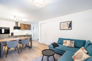 TV - Apartment 'Fewo Blumenweg' with Private Terrace and Wi-Fi (Elzach)