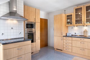 Frigorífic, microones, forn i placa de cuina