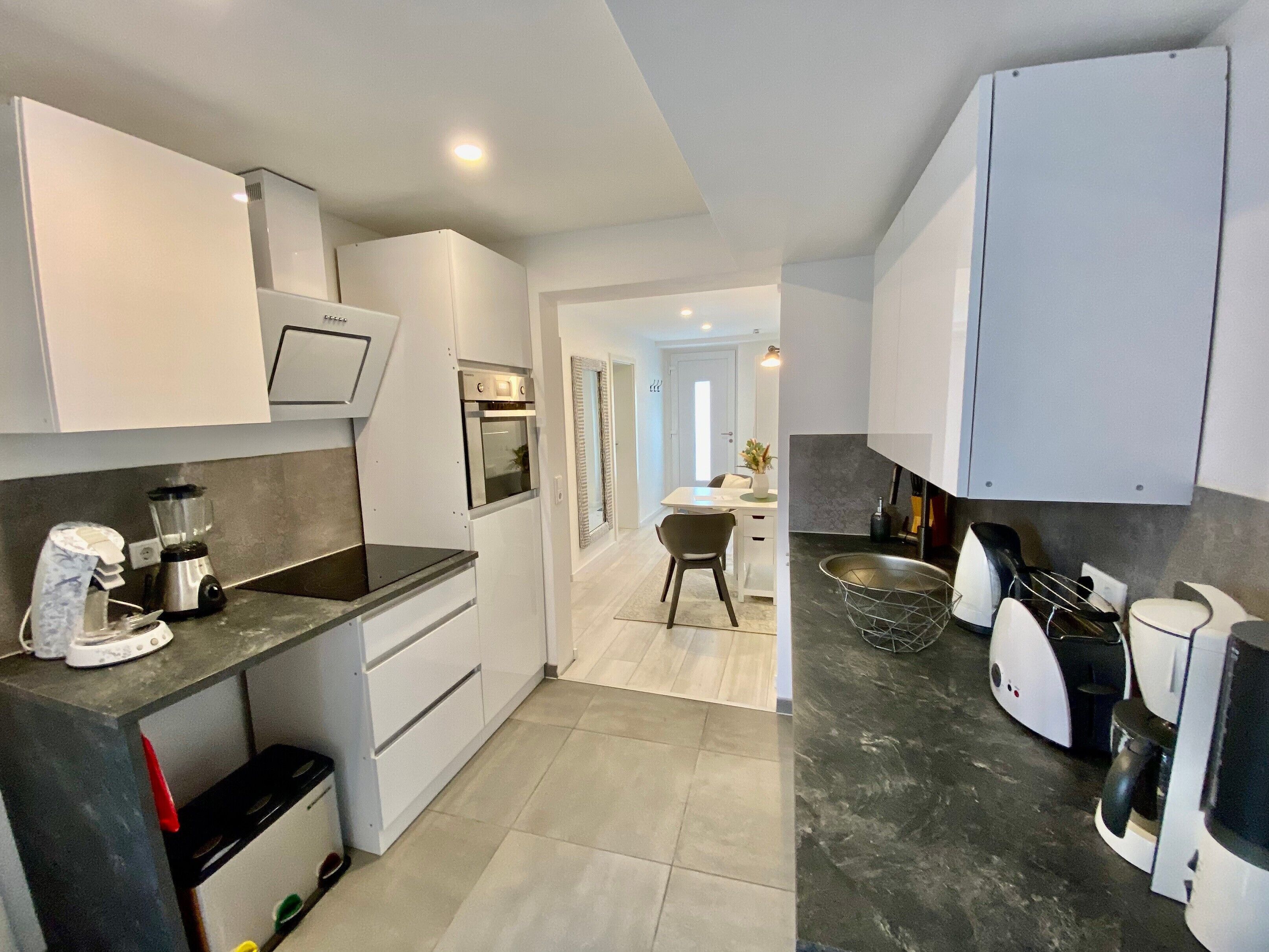 Jääkaappi, mikroaaltouuni, uuni, liesi