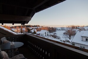 Outdoor dining - Apartment 'Hirsch-Lounge' with Mountain View, Balcony and Wi-Fi (Höchenschwand)