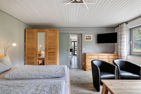 1 Schlafzimmer, Bügeleisen/Bügelbrett, kostenloses WLAN, Bettwäsche. Ferienwohnung 'Ruhig Wohnen In Sulz' mit Balkon und Wi-Fi
