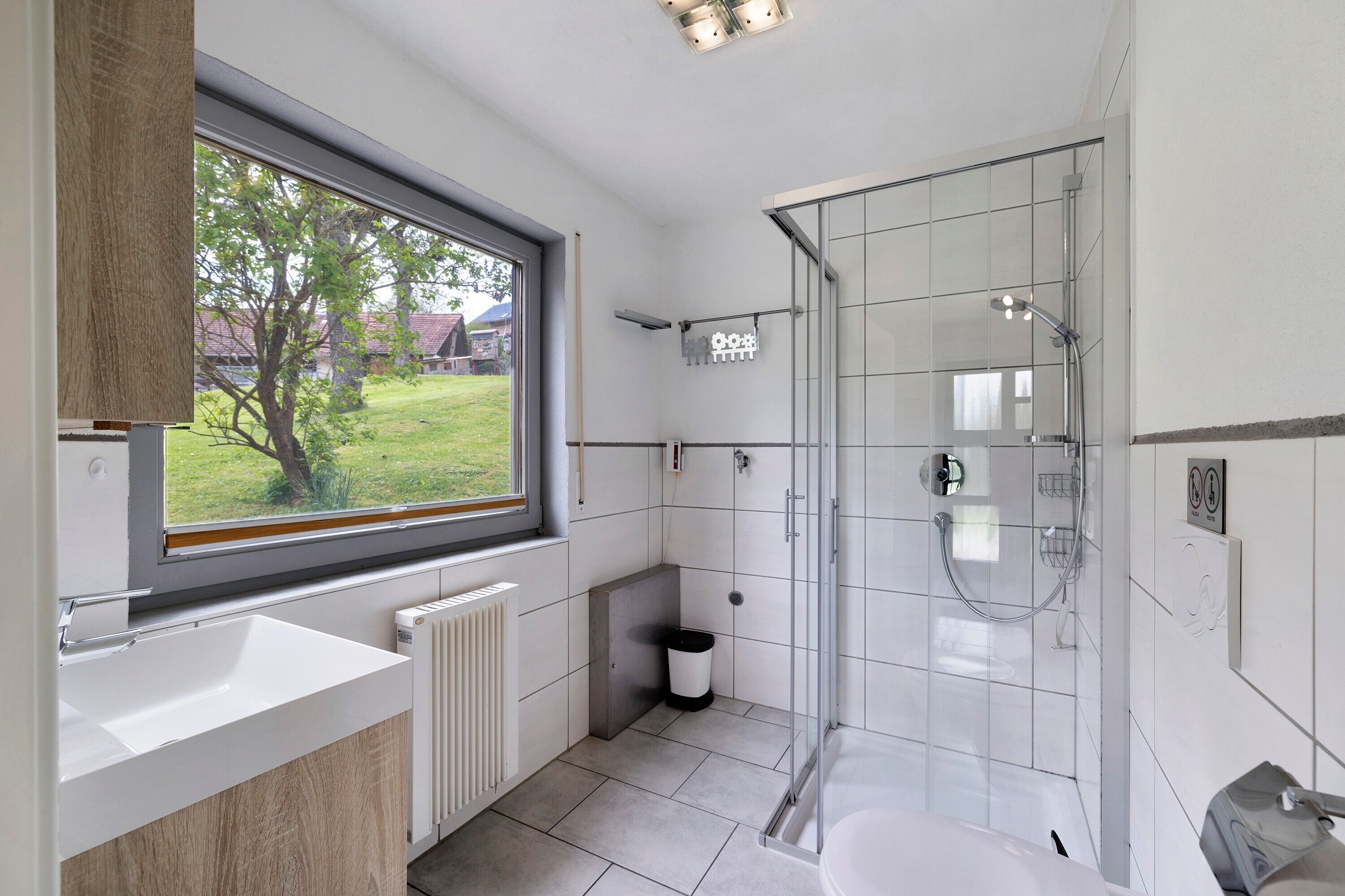 Dusche, kostenlose Toilettenartikel, Haartrockner, Handtücher