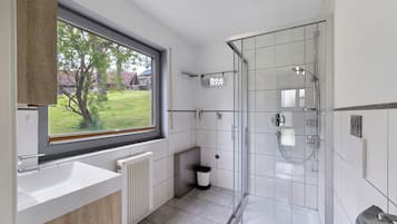 Dusche, kostenlose Toilettenartikel, Haartrockner, Handtücher
