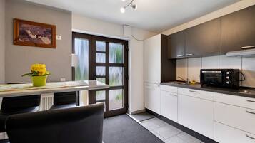 Fridge, oven, stovetop, dishwasher