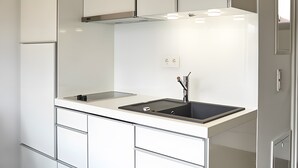 A modern kitchen with a double sink, stainless steel cabinets, and a countertop. - Studio 'Charmingsuite' with Private Terrace, Shared Garden and Wi-Fi (Bad Teinach-Zavelstein)