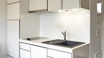 Coffee/tea maker, fridge, microwave, stovetop
