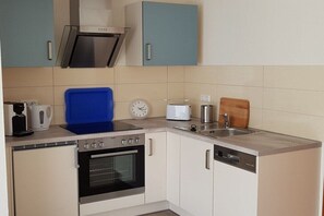 Fridge, oven, stovetop, dishwasher