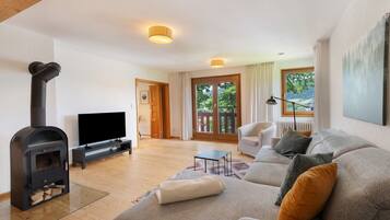 Een televisie en een open haard