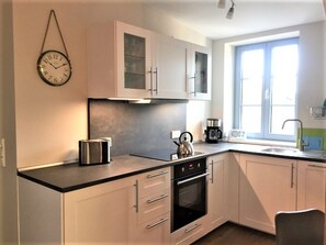 Fridge, oven, stovetop, dishwasher