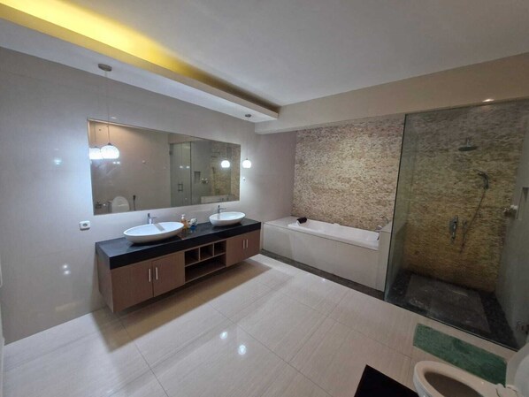 Bathroom - Max Guest House (Seminyak)