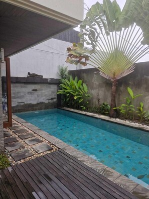 Outdoor pool - Max Guest House (Seminyak)