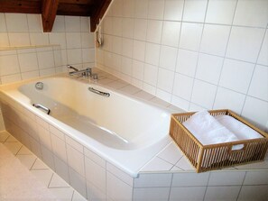 Ducha, secador de pelo y toallas