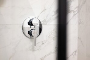 Dutxa, assecador de cabells, bidet i tovalloles