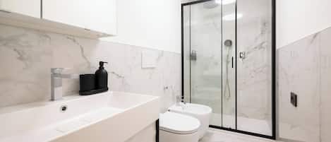 Dusche, Haartrockner, Bidet, Handtücher