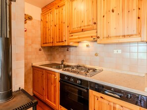 ثلاجة، فرن، غسالة أطباق، مستلزمات طهي/أطباق/أوعية