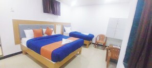 Standaard tweepersoonskamer | Een bureau, een laptopwerkplek, gratis wifi