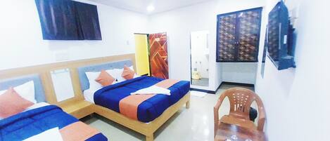 Quarto casal standard | Escrivaninha, espaço de trabalho para notebook, Wi-Fi de cortesia