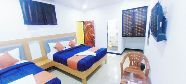 Standaard tweepersoonskamer | Een bureau, een laptopwerkplek, gratis wifi