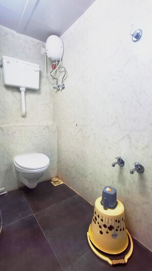 Standard Double Room | Bathroom | Shower, soap, shampoo, toilet paper - Hotel jazz (Mumbai)