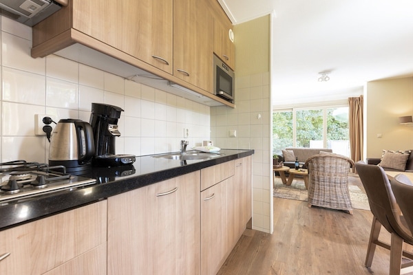 Réfrigérateur, four à micro-ondes, surface de cuisson, lave-vaisselle