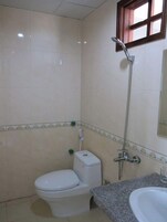 Ducha, secador de pelo, toallas, jabón