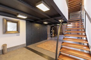 Apartamento (2 Bedrooms) | Zona de estar | Smart TV de 32 pulgadas con canales por cable