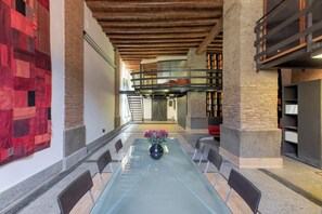 Apartment (2 Bedrooms) | Living area | 32-inch Smart TV with cable channels - Santa Cecilia Loft (Rome)