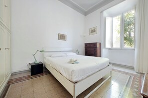2 habitaciones, tabla de planchar con plancha y ropa de cama 
