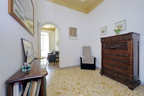 Appartement (2 Bedrooms) | Armoire