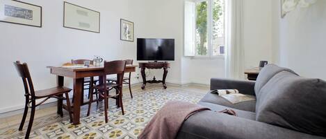 32-inch Smart TV with cable channels