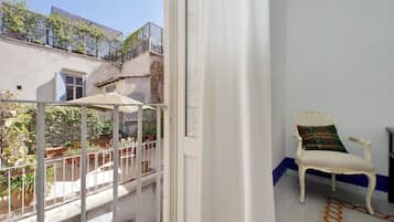 1 habitación y espacio para trabajar con laptop