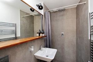 Apartment (2 Bedrooms) | Bathroom | Shower, bidet - Charming Minerva (Rome)