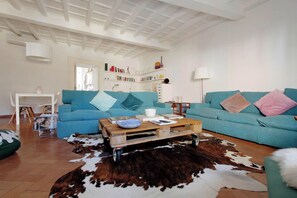 Appartement (2 Bedrooms) | Coin séjour | Télévision