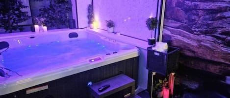 Indoor spa tub