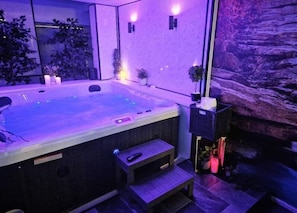 Indoor spa tub