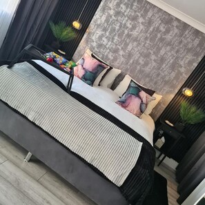 1 dormitorio, tabla de planchar con plancha, wifi y ropa de cama