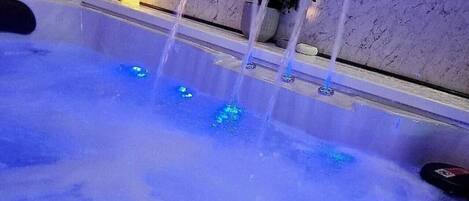 Indoor spa tub