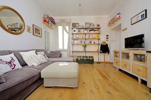 Lejlighed (1 Bedroom) | Opholdsområde | 32-tommers smart-tv med kabelkanaler