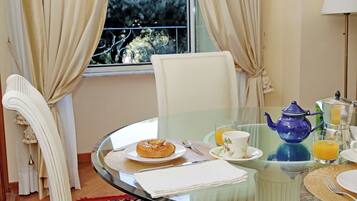 Apartemen (2 Bedrooms) | Ruang makan