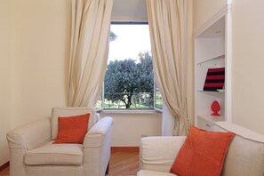 Appartamento (2 Bedrooms) | Area soggiorno | Smart TV 32 pollici con canali via cavo