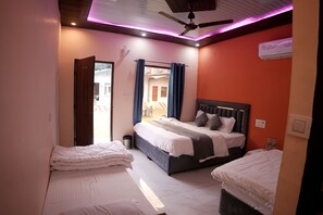 Family Room | Desk, laptop workspace, free WiFi